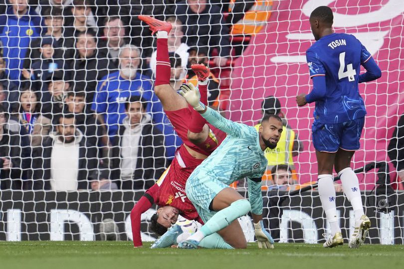 Tabrakan antara Curtis Jones dengan Robert Sanchez di laga Liverpool vs Chelsea di Anfield, Minggu (20/10/2024). (c) AP PhotoJ/Jon Super
