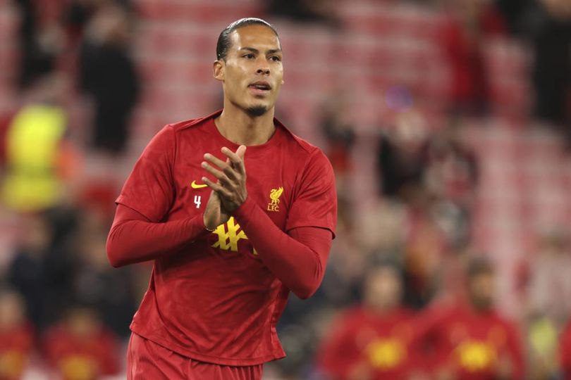 Virgil van Dijk melakukan pemanasan jelang laga Liverpool vs Bologna di Liga Champions 2024/2025, Kamis (3/10/2024) dini hari WIB. (c) AP Photo/Ian Hodgson
