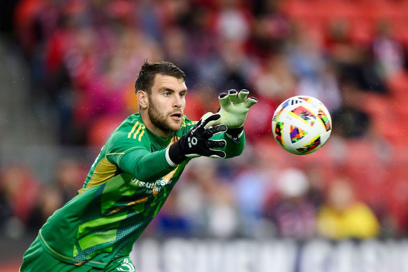 Aksi Kiper FC Dallas Maarten Paes saat melawan Toronto FC di MLS 2024. (c) Christopher Katsarov/The Canadian Press via AP
