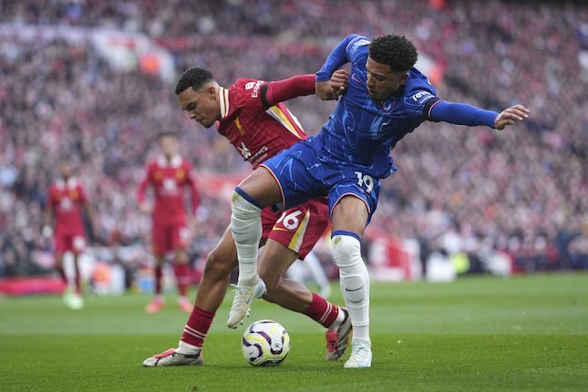 Duel Trent Alexander-Arnold dengan Jadon Sancho di laga Liverpool vs Chelsea di Anfield, Minggu (20/10/2024). (c) AP Photo/Jon Super
