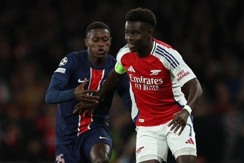 Duel Bukayo Saka dan Nuno Mendes dalam laga Liga Champions antara Arsenal vs PSG, Rabu (2/10/2024). (c) Arsenal FC Official