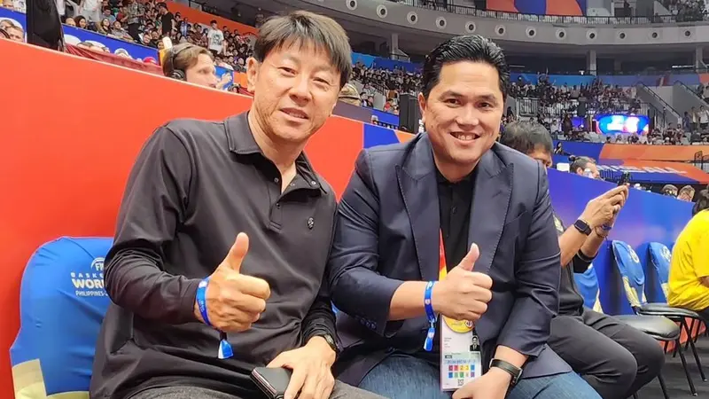 Ketua PSSI, Erick Thohir, bersalaman dengan pelatih Timnas Indonesia, Shin Tae-yong. (mitosbola/Dok.Instagram PSSI)