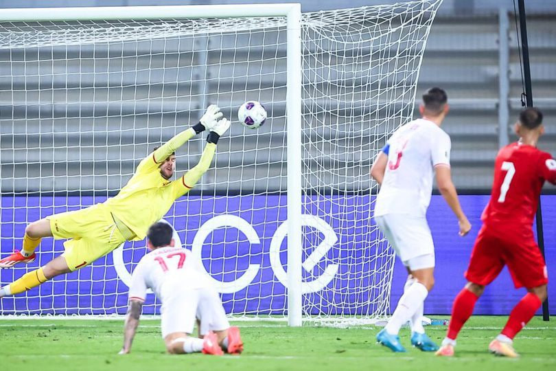 Aksi penyelamatan Maarten Paes dalam laga Kualifikasi Piala Dunia 2026 antara Bahrain vs Timnas Indonesia, Kamis (10/10/2024). (c) AFC
