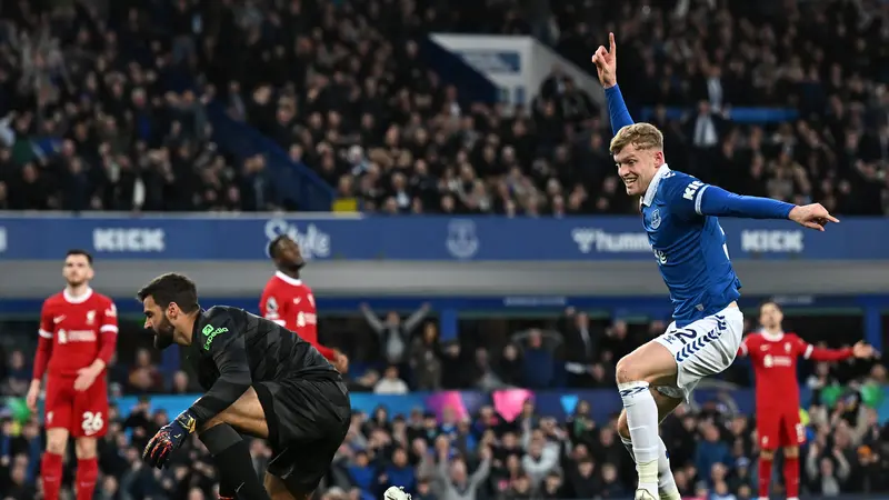 Manchseter United diklaim kembali menaruh ketertarikan pada pemain Everton, Jarrad Branthwaite (kanan), dan berniat merekrutnya saat bursa transfer musim panas 2025 dibuka. (PAUL ELLIS / AFP)
