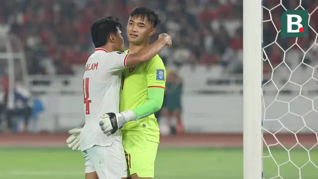 Kapten Timnas Indonesia, Asnawi Mangkualam (kiri) memeluk kiper Ernando Ari Sutaryadi jelang dimulainya pada laga terakhir Grup F putaran kedua kualifikasi Piala Dunia 2026 Zona Asia di Stadion Utama Gelora Bung Karno (SUGBK) Senayan, Jakarta, Selasa (11/6/2024). (Bola.com/M Iqbal Ichsan)