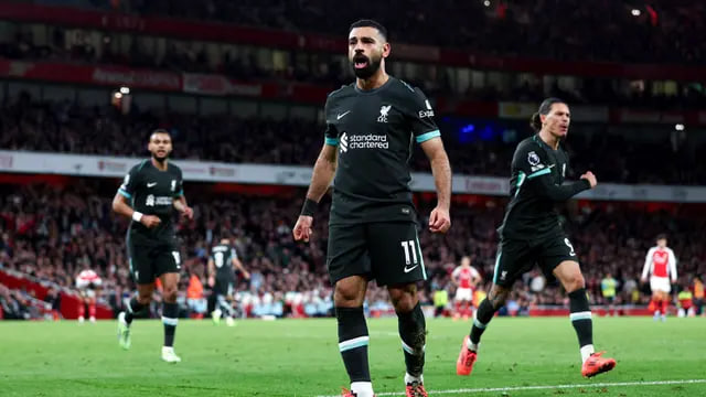 Pemain Liverpool, Mohamed Salah, melakukan selebrasi setelah mencetak gol penyeimbang ke gawang Arsenal pada laga Liga Inggris di Stadion Emirates, Minggu 27 Oktober 2024. (AFP/Adrian Dennis)