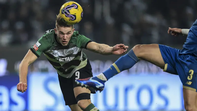 Pemain Sporting CP, Viktor Gyokeres (kiri), kabarnya menolak tawaran pindah ke klub-klub Liga Inggris, yakni Arsena dan Manchester United. (AFP/Patricia De Melo Moreira)