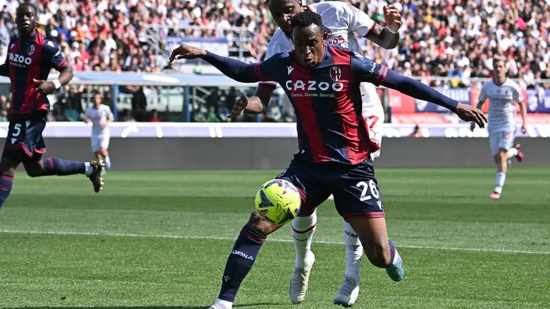 Real madrid incar bek Bologna Jhon Lucumi (depan/AFP)