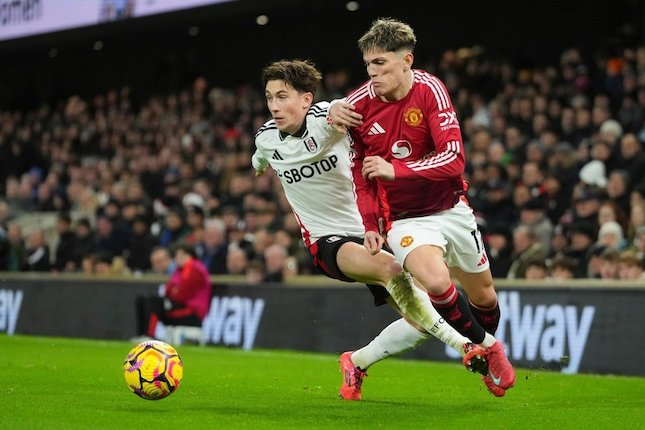 Duel Harry Wilson dan Alejandro Garnacho dalam laga Premier League antara Fulham vs Manchester United, Senin (27/1/2025). (c) AP Photo/Kirsty Wigglesworth
