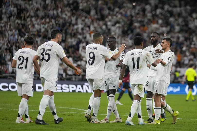 Pemain Real Madrid merayakan gol bunuh diri pemain Mallorca dalam laga semifinal Piala Super Spanyol, Jumat (10/1/2025) dini hari WIB. (c) AP Photo/Altaf Qadri
