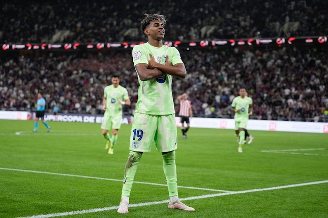 Selebrasi Lamine Yamal dalam laga semifinal Supercopa de Espana 2025 antara Athletic Bilbao vs Barcelona, Kamis (9/1/2025). (c) AP Photo/Altaf Qadri
